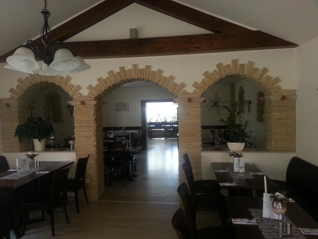 פויכטוונגן Hotel Restaurant Platamon מראה חיצוני תמונה